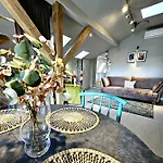 Golden Rooftop Apartment-oldtown * Vratislav