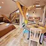 Golden Rooftop Apartment-oldtown *
