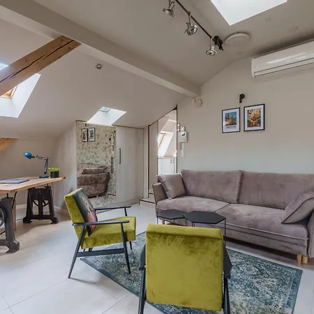 Golden Rooftop Apartment-oldtown Daire *