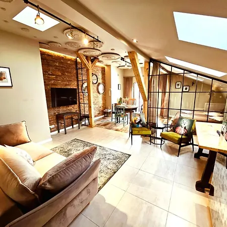 Golden Rooftop Apartment-oldtown *