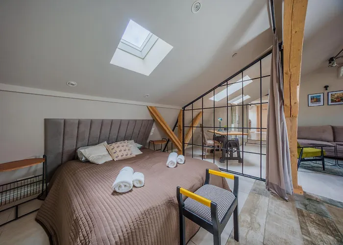 Golden Rooftop Apartment-oldtown